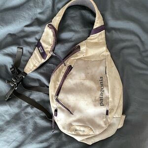 White Patagonia Atom 8L Sling